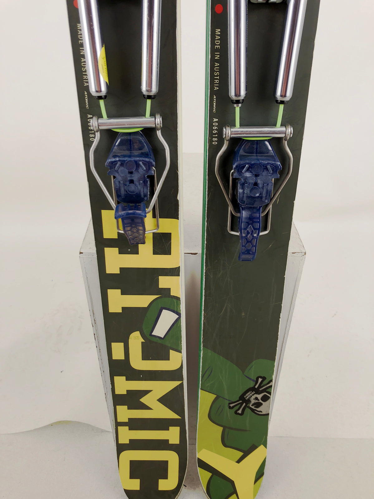 181cm Atomic Thug w/ BD O1 Lg Freeflex w/ Skins (Used)