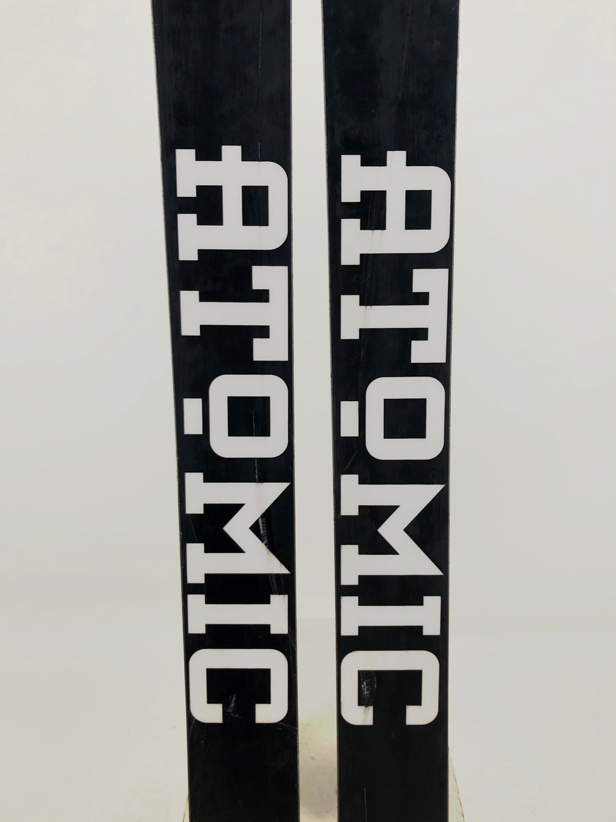 181cm Atomic Thug w/ BD O1 Lg Freeflex w/ Skins (Used)