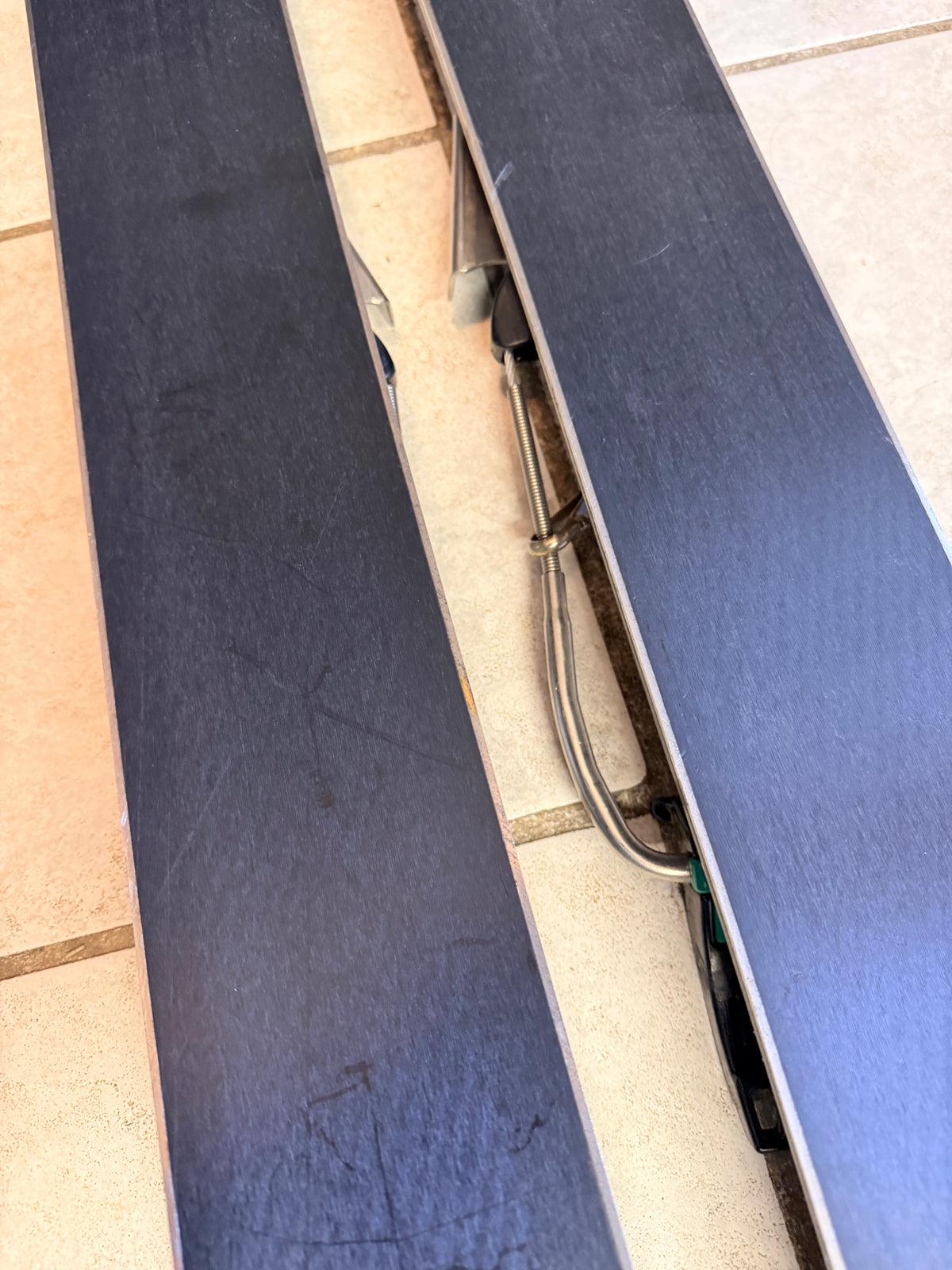 Detail of wear on the Protector 95 ski bases
