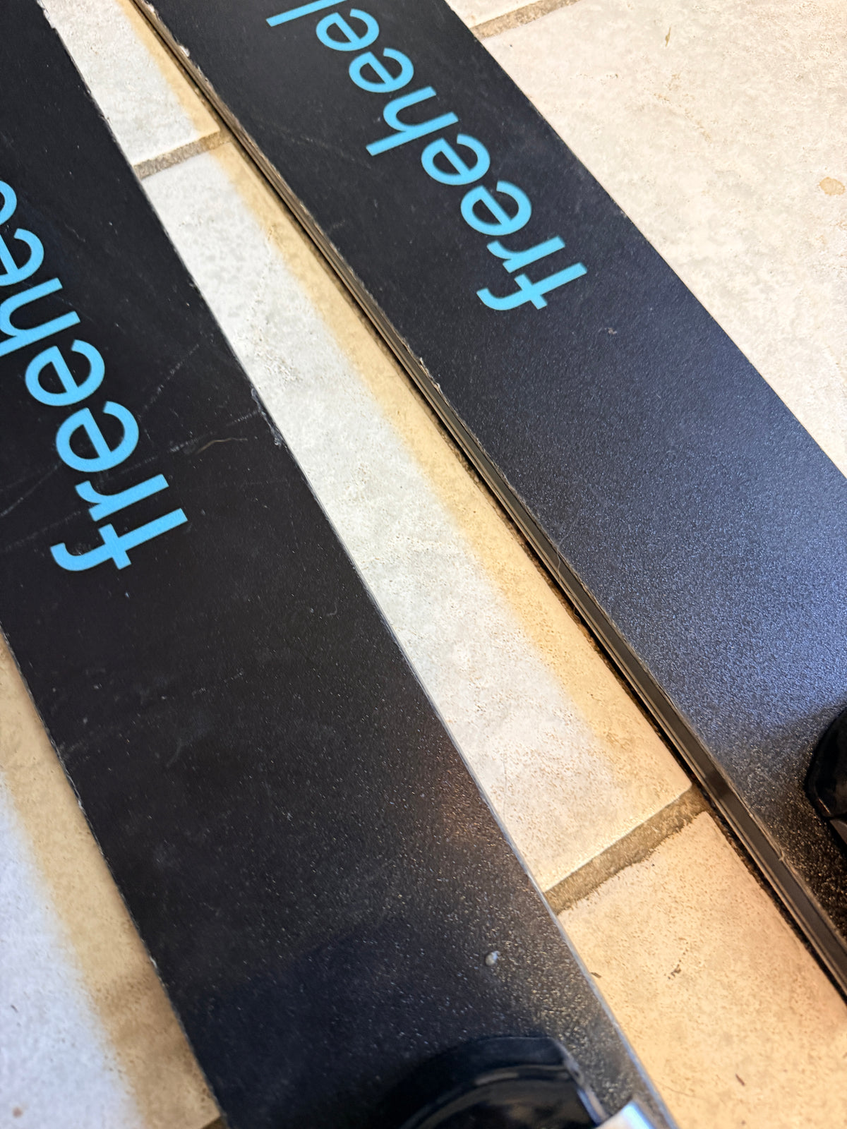 Close-up of both mounted 22 Designs Vice Small bindings and leashes